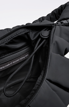 GOT BAG Pleat Moon Tasche klein schwarz aus recyceltem Kunststoff Damen | Sophie Stone