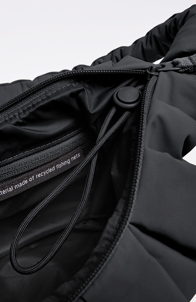 GOT BAG Pleat Moon Tasche klein schwarz aus recyceltem Kunststoff Damen | Sophie Stone