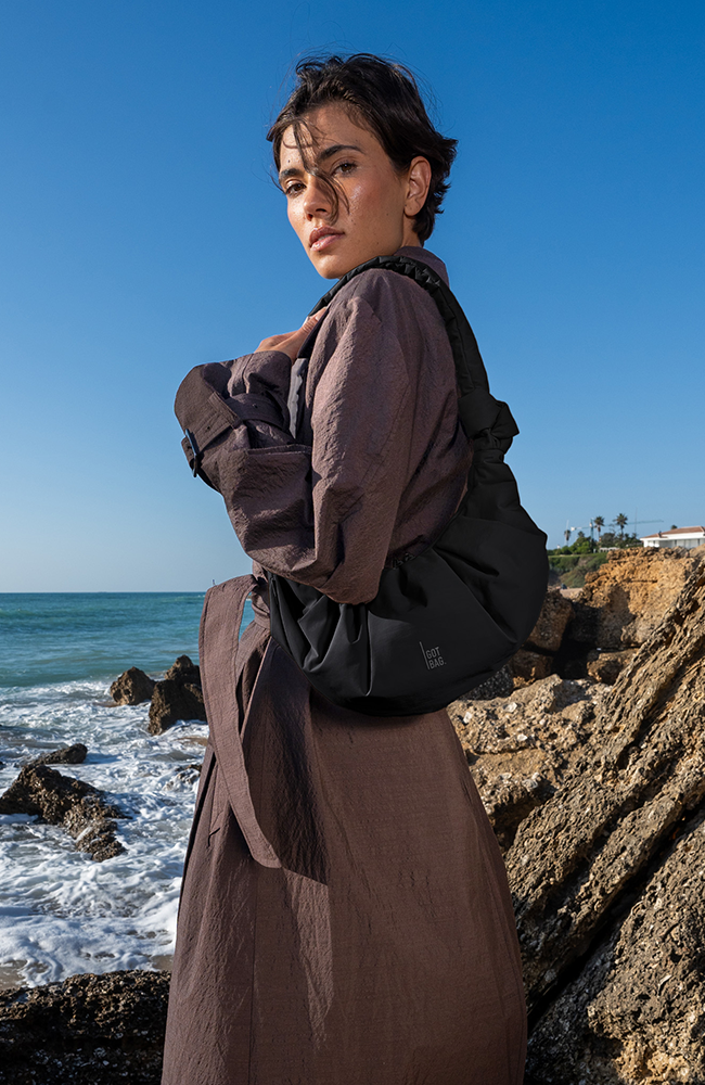 GOT BAG Pleat Moon Tasche klein schwarz aus Ozeanplastik für Damen | Sophie Stone