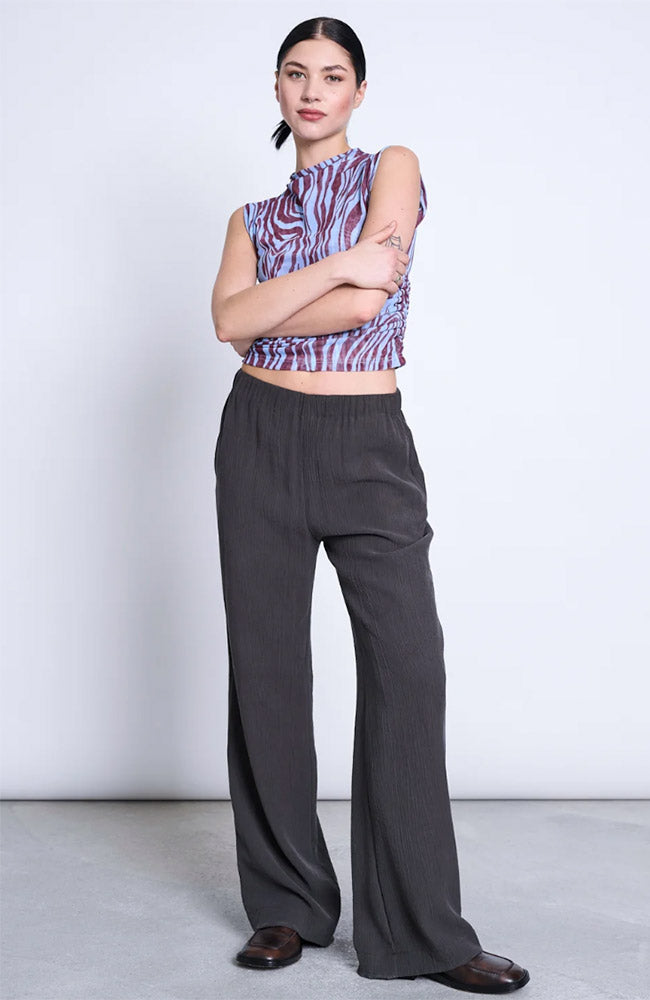 JAN N JUNE Hava crinkle broek grijs Lyocell (TENCEL™) voor dames | Sophie Stone 
