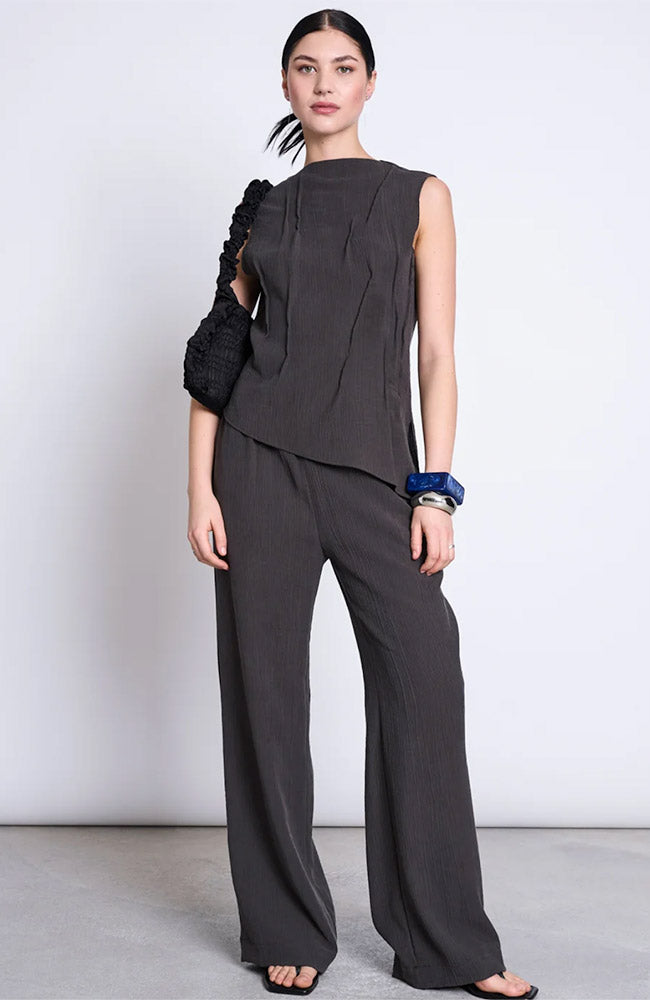 JAN N JUNE Hava crinkle broek grijs mud Lyocell (TENCEL™) voor dames | Sophie Stone 