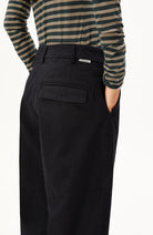 ARMEDANGELS Barrel broek dark steel black van 98% bio katoen vrouw | Sophie Stone