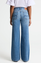 Kings of Indigo Jane Flare Jeans Hopcete Electric Clean aus Bio-Baumwolle für Damen | Sophie Stone