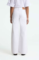 Kings of Indigo Jane Flare-Jeans in Diop Optical White aus Bio-Baumwolle für Damen | Sophie Stone