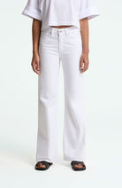 Kings of Indigo Jane Flare-Jeans in Diop Optical White aus Bio-Baumwolle für Damen | Sophie Stone