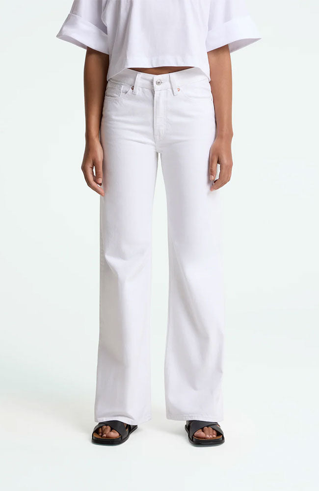 Kings of Indigo Jane Flare-Jeans in Diop Optical White aus Bio-Baumwolle für Damen | Sophie Stone
