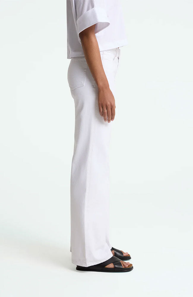 Kings of Indigo Jane Flare-Jeans in Diop Optical White aus Bio-Baumwolle für Damen | Sophie Stone