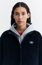 Thinking MU Kourteny Jacke, marineblau, aus 100 % recyceltem Polyester (GRS), Damen | Sophie Stone