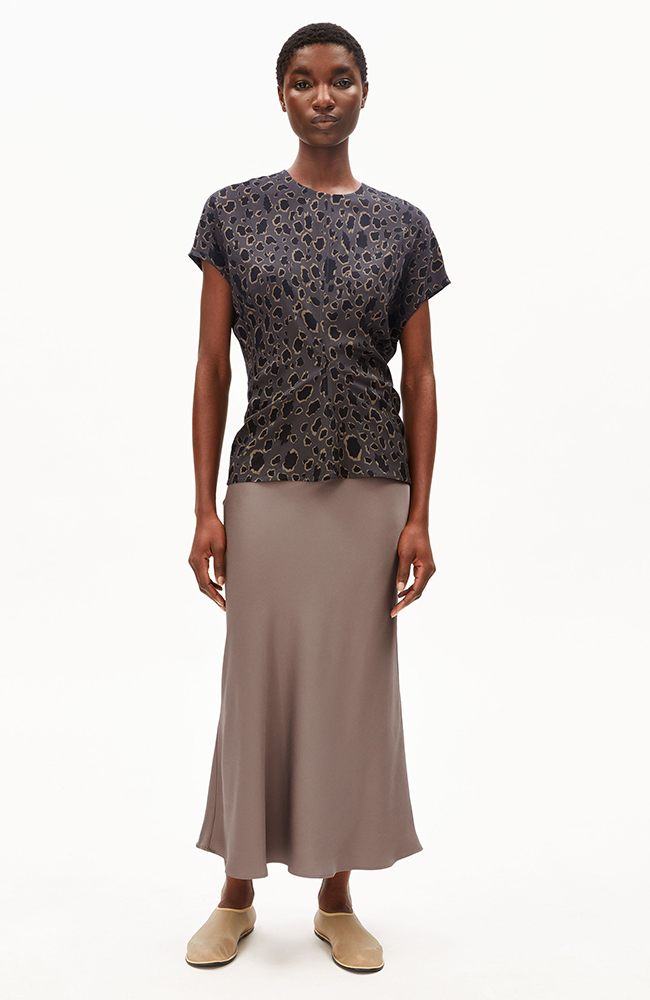 ARMEDANGELS Leo bat wing blouse black brown made from Ecovero viscose women's | Sophie Stone