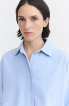 Thinking MU Manuela blouse light blue van 100% GOTS biologisch katoen dames | Sophie Stone