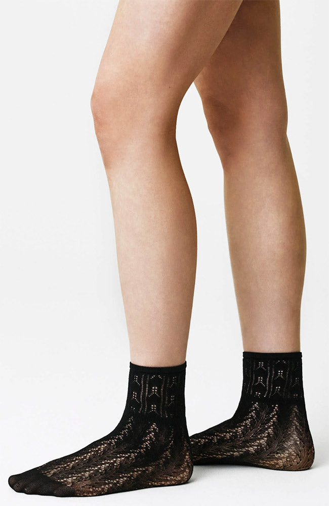 Swedish Stockings Lily Lace sokjes zwart van gerecycled materiaal dames | Sophie Stone