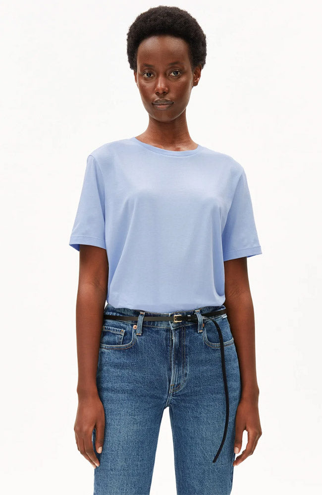 ARMEDANGELS Luaala soft blue t-shirt biologisch katoen dames | Sophie Stone