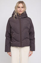 MAZINE Waves Quilt-Kurzjacke in der Farbe „Eggplant“ von GRS für Damen | Sophie Stone