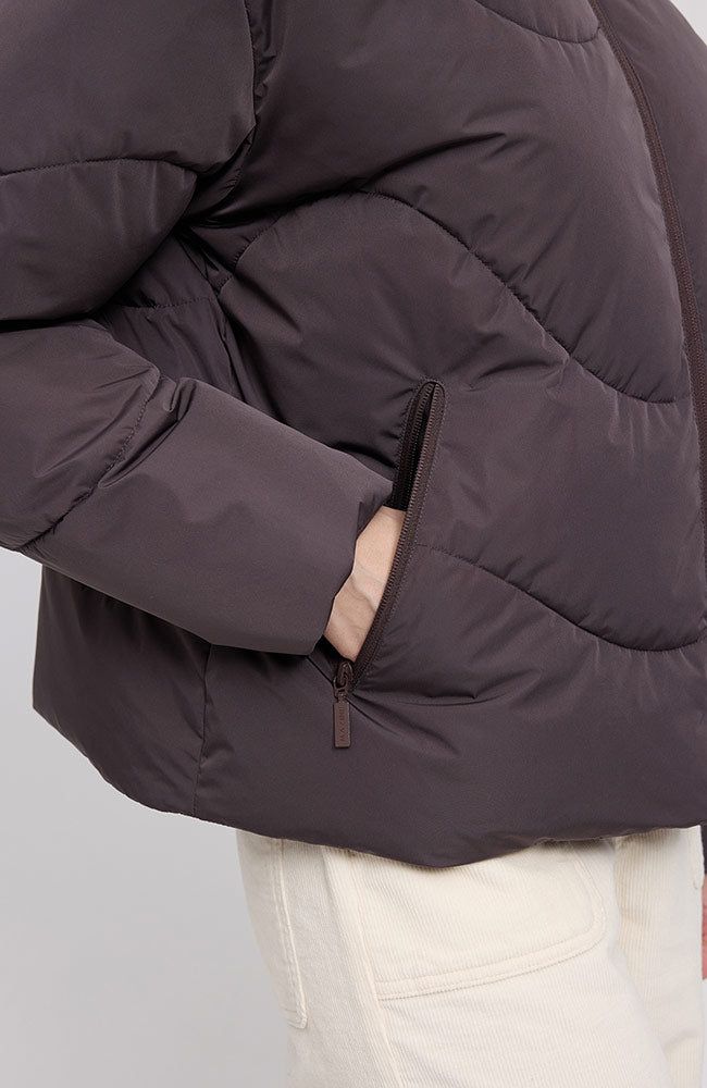 MAZINE Waves quilt short puffer jas eggplant van GRS voor dames | Sophie Stone