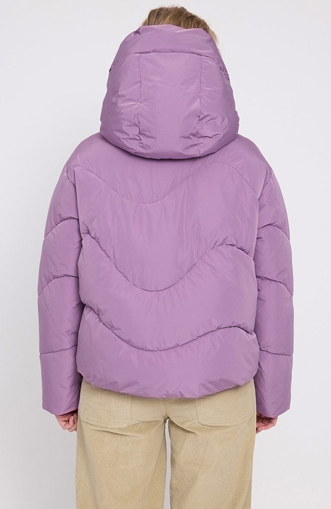 MAZINE Waves quilt short puffer jas pink grape van GRS voor dames | Sophie Stone