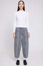 MAZINE Printed barrel jeans grijs van 100% GOTS bio katoen vrouw | Sophie Stone