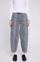 MAZINE Printed barrel jeans grijs van 100% GOTS biologisch katoen dames | Sophie Stone