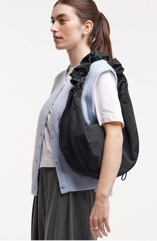 GOT BAG Moon bag ruffle zwart gerecycled oceaan plastic unisex | Sophie Stone