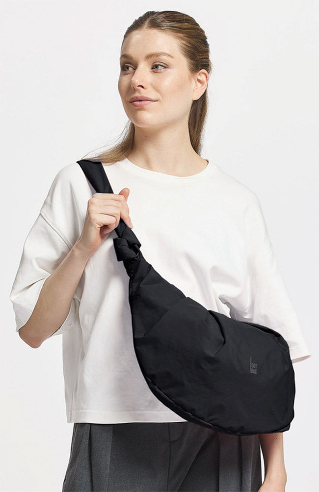 GOT BAG Pleat Moon bag groot black van oceaan plastic uniseks | Sophie Stone