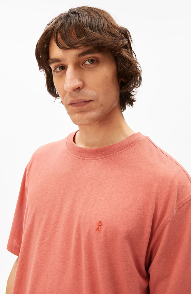 ARMEDANGELS Maarkos T-Shirt rot aus u. a. Leinen für Herren | Sophie Stone