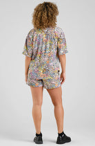 Gewidmete Aspudden Shorts Wiesenblumen von 100% LENZING™ ECOVERO™ Frau | Sophie Stone