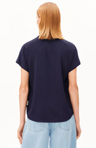 ARMEDANGELS Larisaana blouse tinted navy van Ecovero vrouw | Sophie Stone