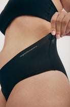 Organic Basics Naked Rib Slips schwarz aus recyceltem Nylon | Sophie Stone