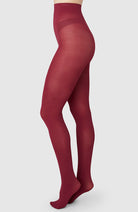 Swedish Stockings Olivia panty rood Mahogany van gerecycled polyamide dames | Sophie Stone