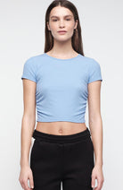 Organic Basics Active T-Shirt mit Rippbündchen aus Modal in Blau für Damen | Sophie Stone