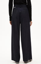 ARMEDANGELS Kaayua broek pinstripe oat night sky van Ecovero | Sophie Stone