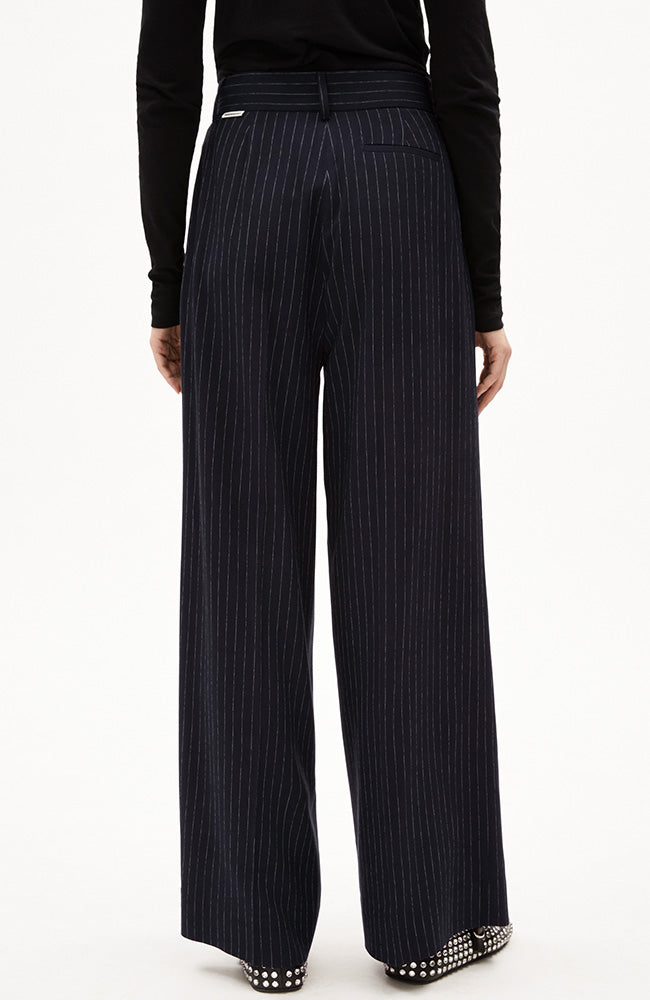 ARMEDANGELS Kaayua broek pinstripe oat night sky van Ecovero | Sophie Stone