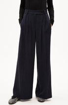 ARMEDANGELS Kaayua broek pinstripe oat night sky van Ecovero voor dames | Sophie Stone