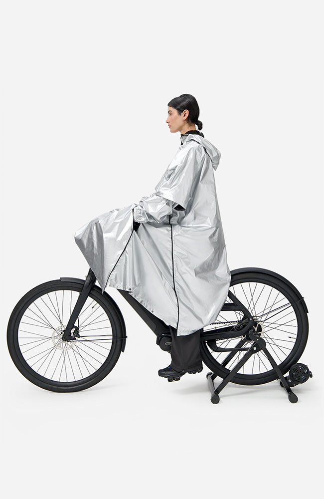 MAIUM Poncho zilver van gerecycled nylon | Sophie Stone 