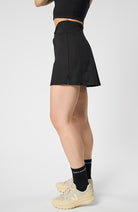 Girlfriend Collective Komprimierender Skort schwarz aus recyceltem Polyester | Sophie Stone