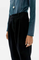 Thinking MU Rina broek black van TENCEL voor dames | Sophie Stone
