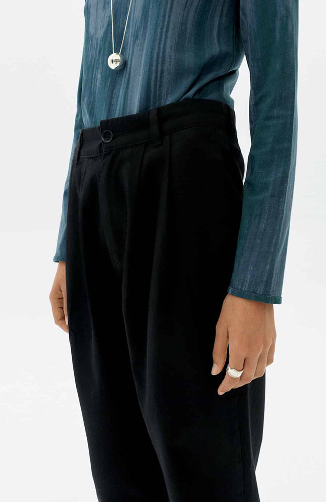 Thinking MU Rina broek black van TENCEL voor dames | Sophie Stone