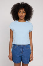 MAZINE T-Shirt mit Krawatten-Detail in Nebelblau aus Bio-Baumwolle für Damen | Sophie Stone