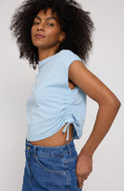 MAZINE T-Shirt mit Krawatten-Detail in Nebelblau aus Bio-Baumwolle für Damen | Sophie Stone