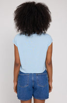 MAZINE T-Shirt mit Krawatten-Detail in Nebelblau aus Bio-Baumwolle für Damen | Sophie Stone