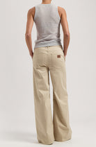 MUD jeans Chelsea Mid Loose chino sand aus Baumwolle | Sophie Stone, u.a.