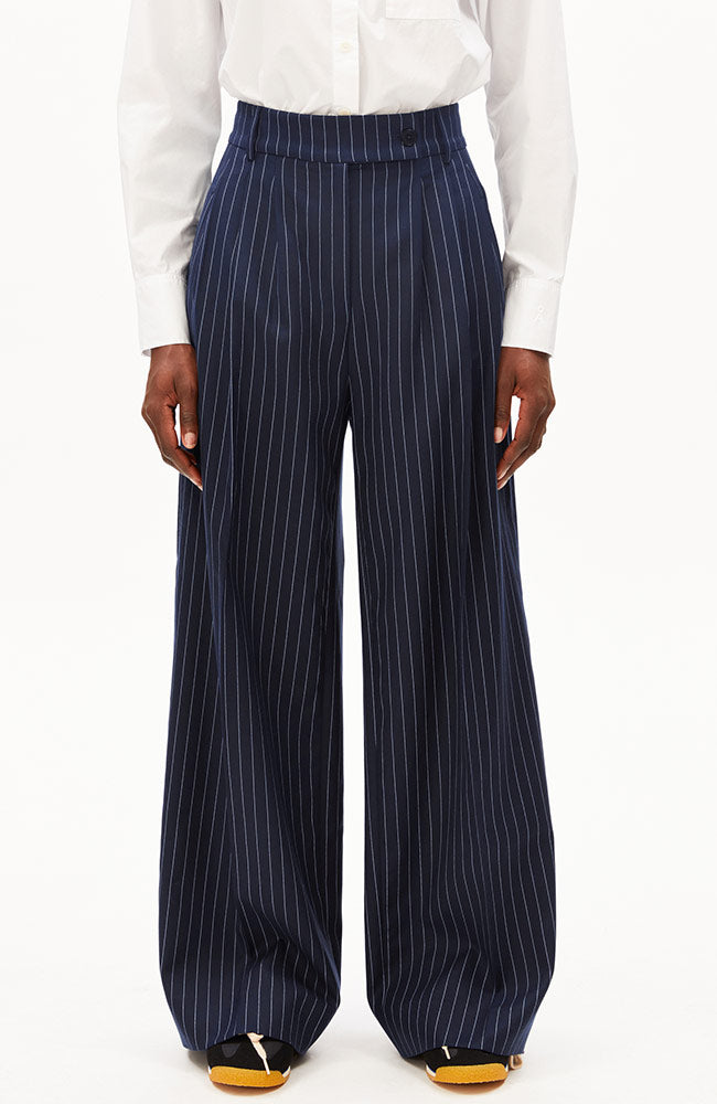ARMEDANGELS Kaayua broek pinstripe oat night sky voor dames | Sophie Stone