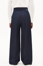 ARMEDANGELS Kaayua broek pinstripe oat donker blauw van Ecovero voor dames | Sophie Stone