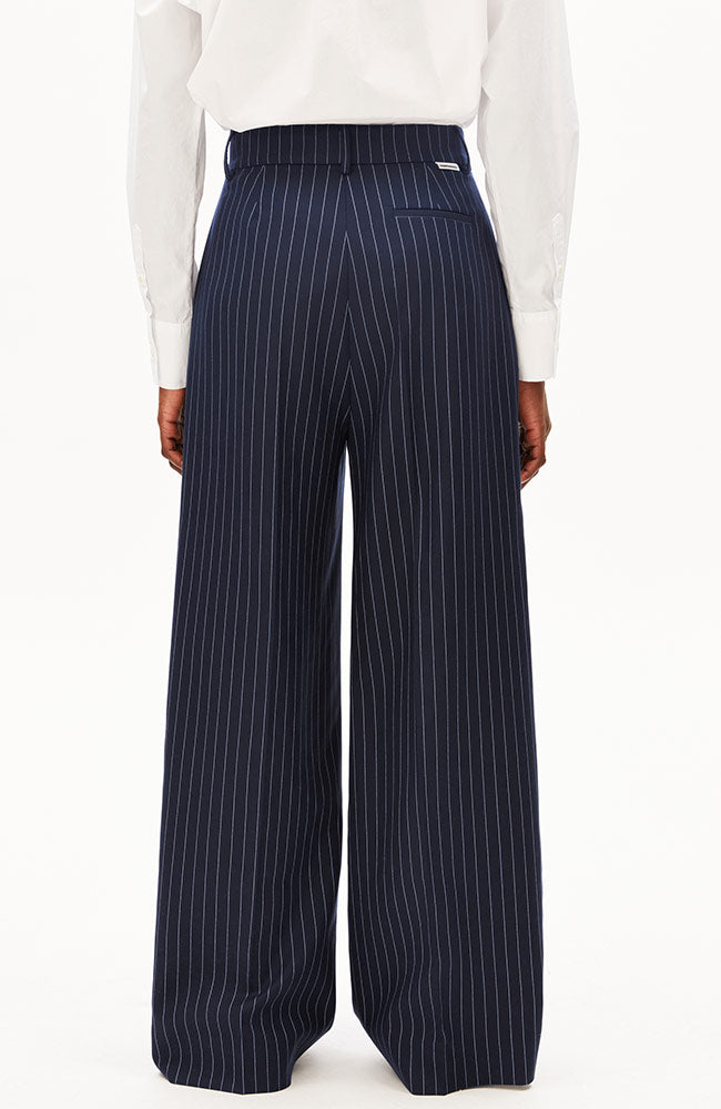 ARMEDANGELS Kaayua broek pinstripe oat donker blauw van Ecovero voor dames | Sophie Stone
