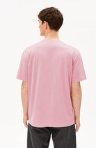 ARMEDANGELS Maarkos T-Shirt in Beere aus Bio-Baumwolle für Herren | Sophie Stone