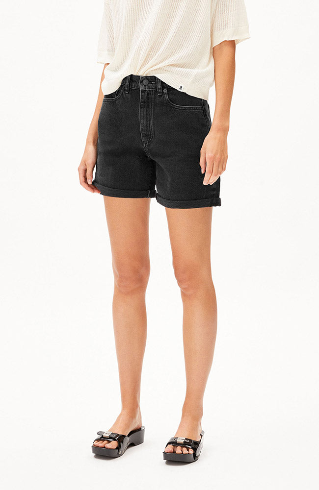 ARMEDANGELS Sheaari Denim-Shorts in Ebony Black aus recycelter Baumwolle für Damen | Sophie Stone