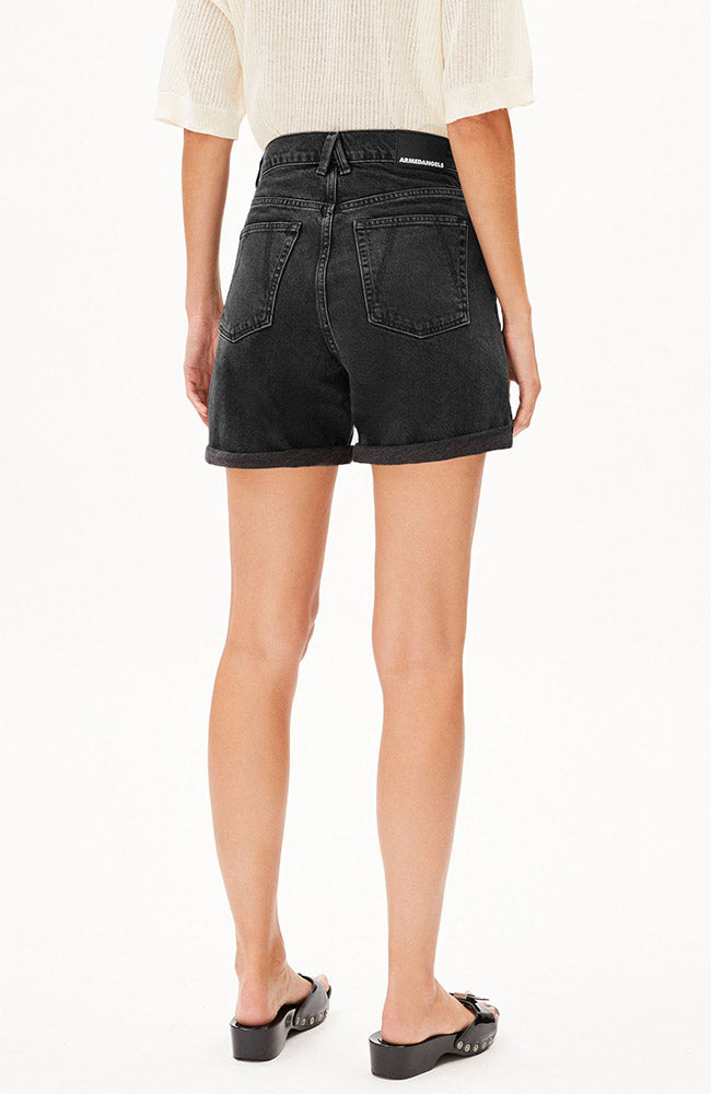 ARMEDANGELS Sheaari Denim-Shorts schwarz aus recycelter Baumwolle für Damen | Sophie Stone
