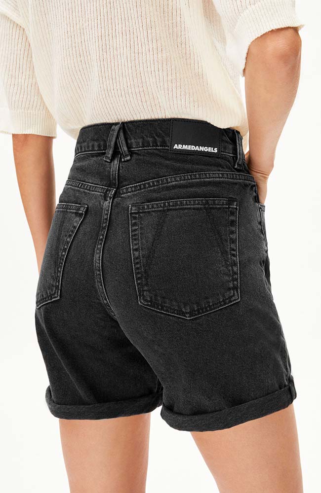ARMEDANGELS Sheaari Shorts in Ebony Black aus recycelter Baumwolle für Damen | Sophie Stone
