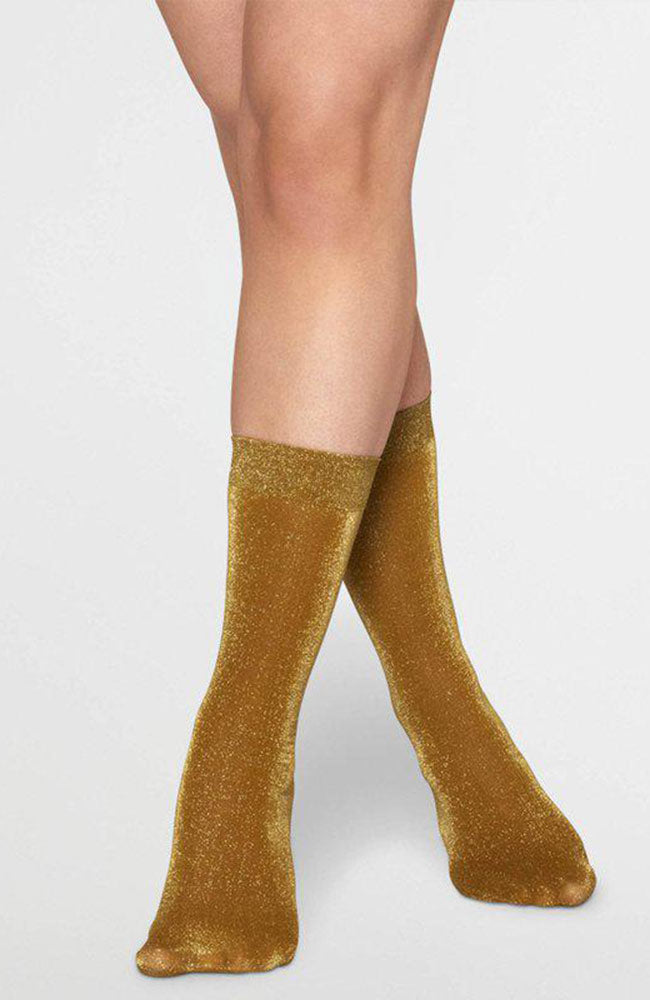 Swedish Stockings Ines shimmery dark gold sokjes | Sophie Stone