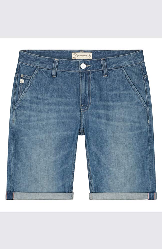 MUD jeans Carlo shorts medium worn van biologisch katoen duurzame kleding | Sophie Stone