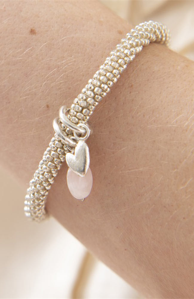 Jacky Rozenkwarts Heart Silver Bracelet van A beautiful story | Sophie Stone